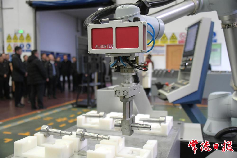  常德烟草机械有限责任公司生产车间智能机械臂在工作